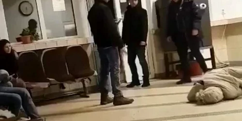 Momentul în care tânărul violent a rămas inert după loviturile sălbatice primite FOTO Captură video