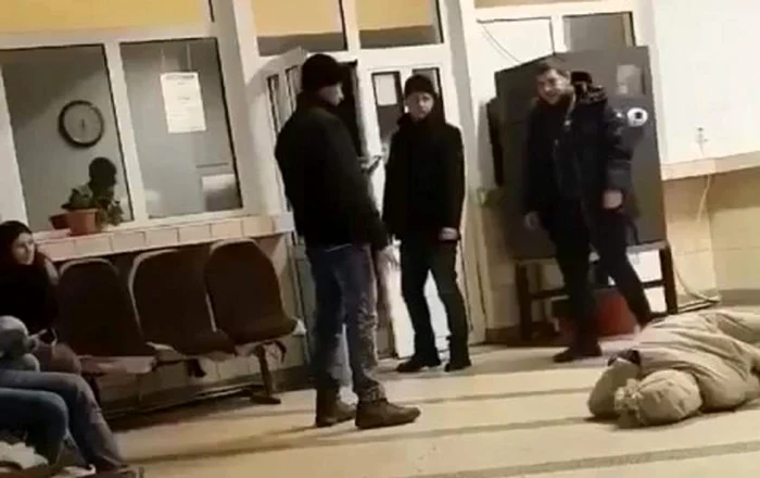 Momentul în care tânărul violent a rămas inert după loviturile sălbatice primite FOTO Captură video