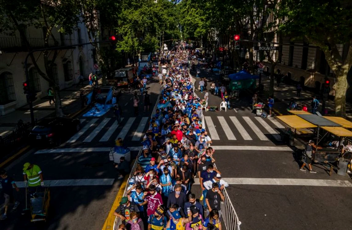 Sute de mii de argentinieni stau la coadă pentru a ajunge la catafalcul lui MaradonaFoto: Guliver/ GettyImages
