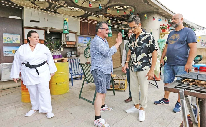 Regizorul Răzvan Săvescu îi dă indicaţii preţioase lui Ştefan Bănică Jr, pe platourile de filmare