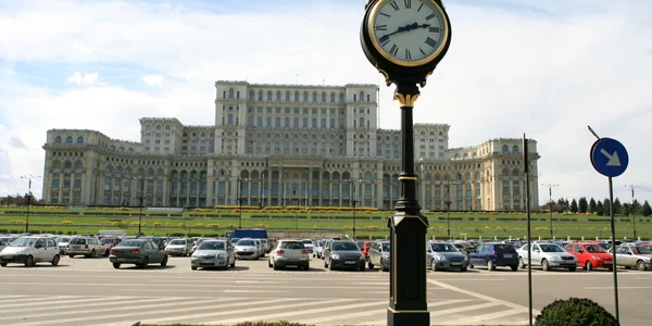 Casa Poporului, clădirea-mamut din centrul Bucurestiului