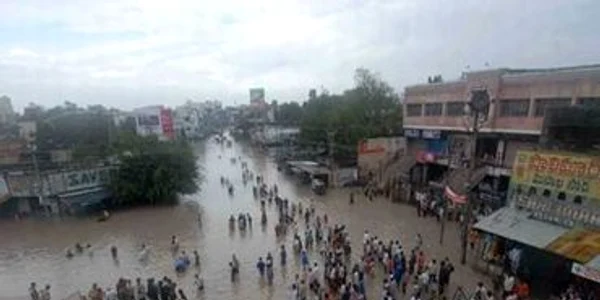 India se află sub ape - peste 200 de persoane au murit
