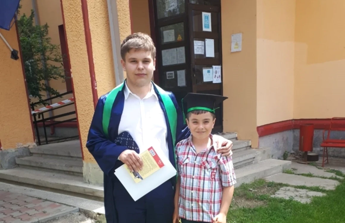 Mario, alături de fratele său mai mic FOTO: arhiva personală