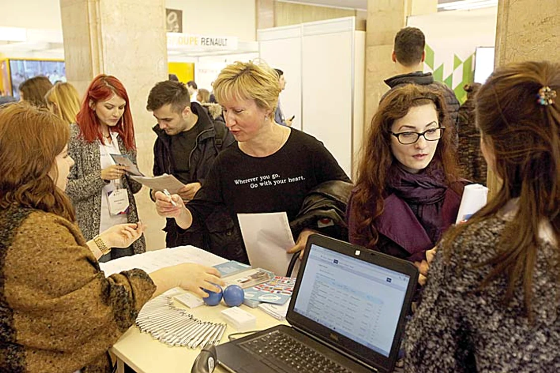 Cei interesaţi au studiat  cu atenţie ofertele  angajatorilor de top