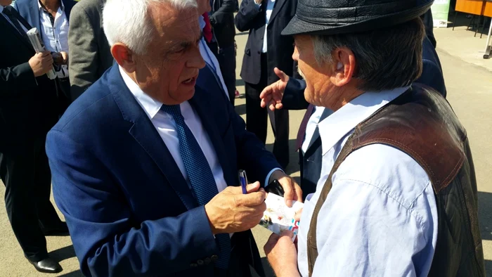 Ministrul Agriculturii îi explică unui fermier cum îi va da statul bani dacă îşi vinde lâna FOTO Daniel Dancea