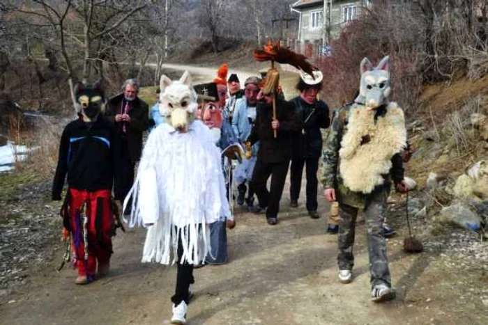 Îmbrăcaţi în costume specifice, Făşangii colindă uliţele satului. Foto: Dorel Lazăr