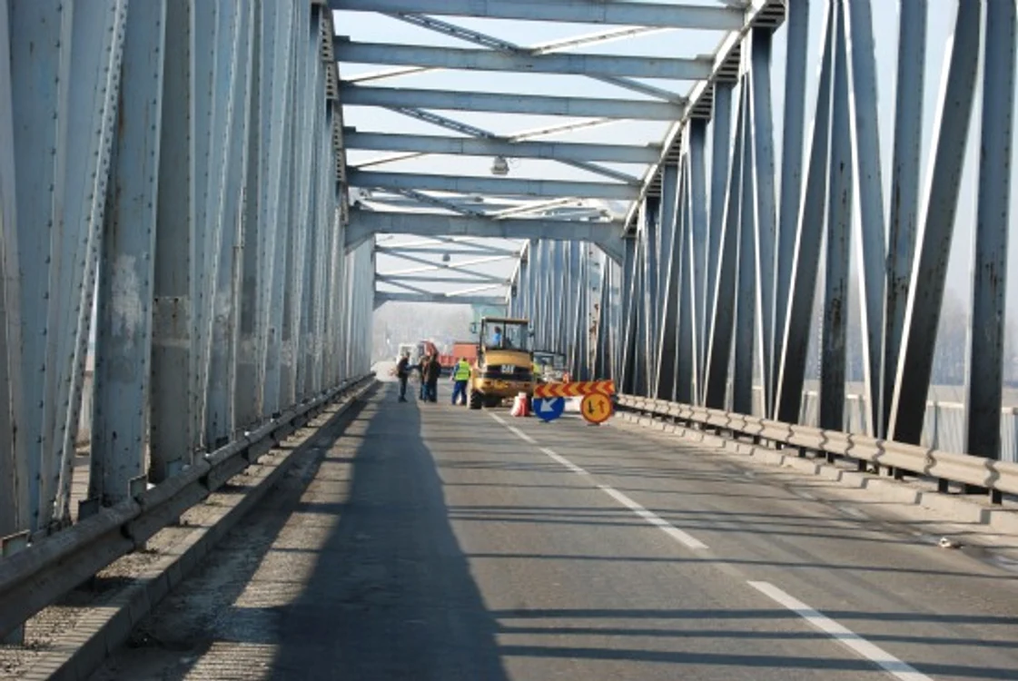 Circulaţia pe pod a fost oprită la ora 10.00