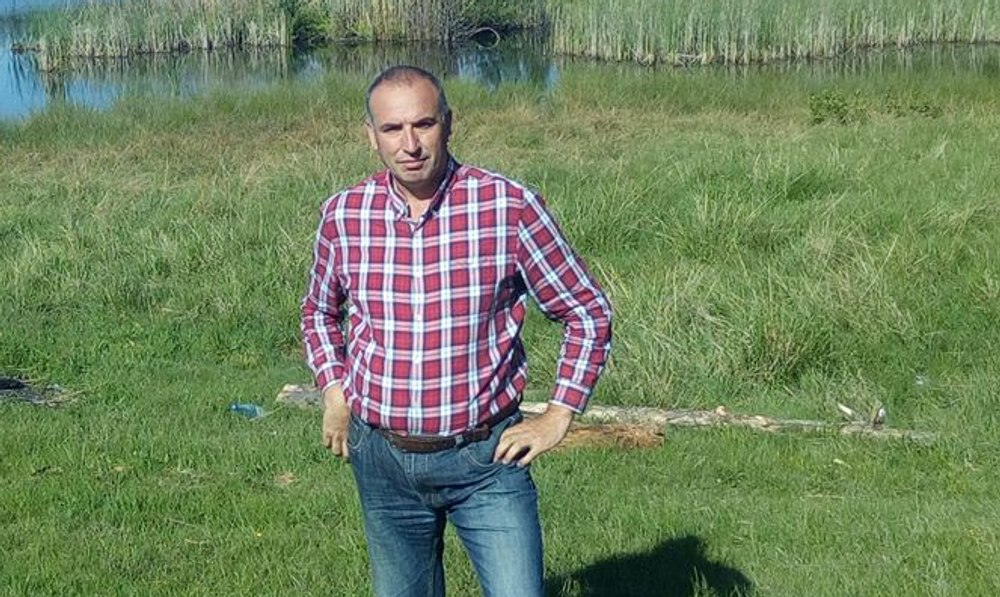 Viceprimarul unei comune din Buzău acordă audiențe în curtea primăriei, pe o bancă. Ce birou îi repartizase primarul