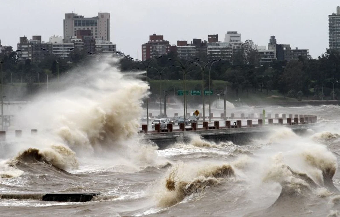 Valuri uriaşe pe ţărmul mării, în oraşul Montevideo. (Foto: Reuters)
