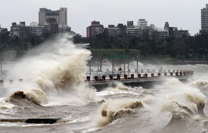 Valuri uriaşe pe ţărmul mării, în oraşul Montevideo. (Foto: Reuters)