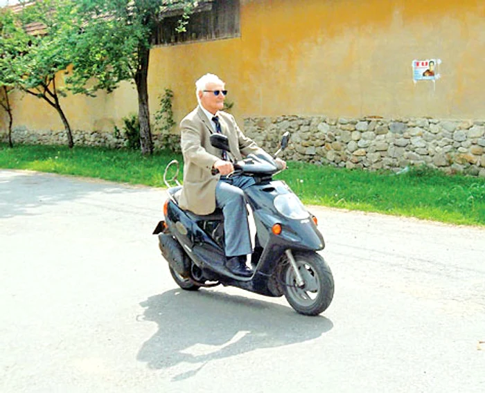 
    Tănasie Lolescu spune că  pe scuter este mai con- fortabil decât cu maşina  