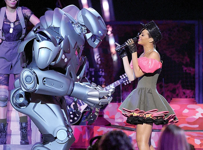 Androidul a dansat pe scenă cu Rihanna în 2010