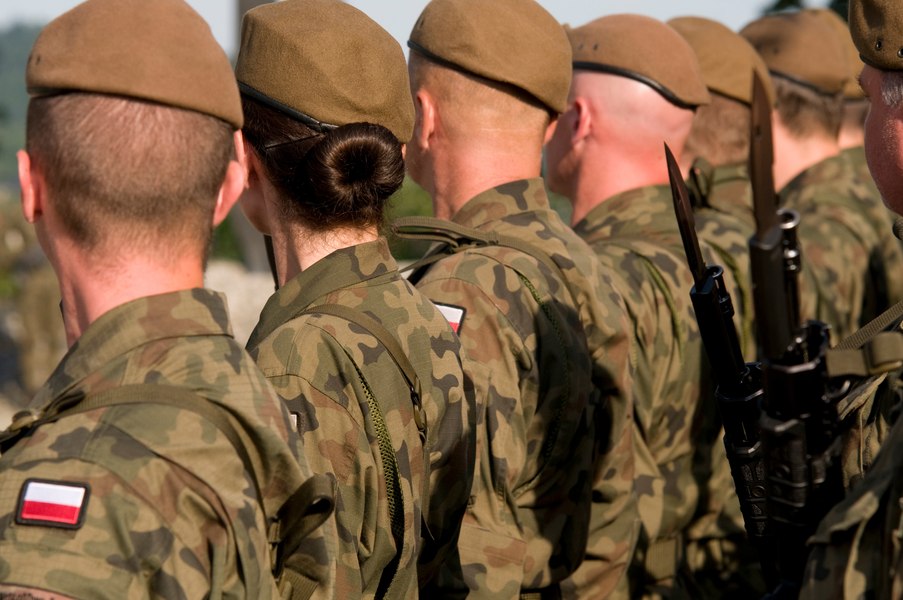 Polonia își învață populația cum să supraviețuiască în caz de atac aerian și pene prelungite de curent, gaz şi apă. Ce conține ghidul pentru situaţii de criză