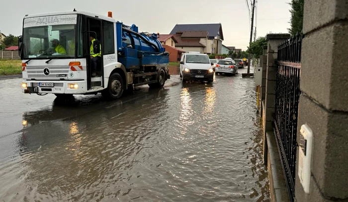 Stradă din Dumbrăvița, județul Timiș, indundată în urma unei ploi FOTO Cititor „Adevărul”