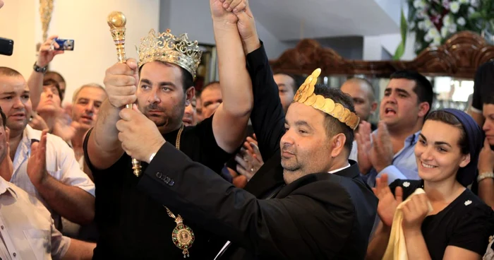 Daniel (stânga) şi Dorin (dreapta), cei doi fii ai lui
Florin Cioabă, după ce au fost încoronaţi. FOTO Reuters