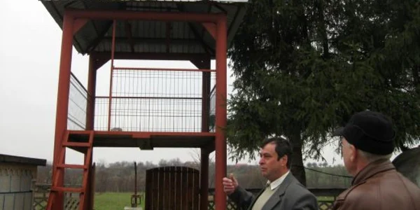 Localnicii din Găneasa întâmpină Paştele fără clopot la biserică