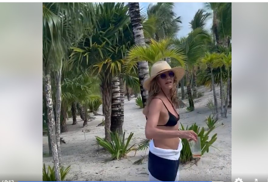 Jennifer Aniston, relaxată și superbă la 54 de ani, pe plajă, într-un costum de baie cu șnur VIDEO