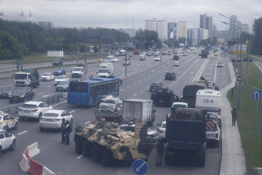 Situație fără precedent la Moscova.  Blindate pe străzi, alerte cu bombă, poduri blocate pentru a împiedica intrarea în capitală a rebelilor Wagner VIDEO