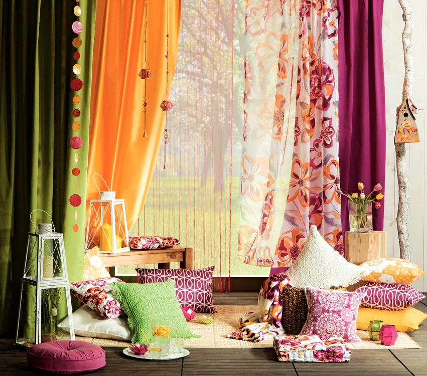 
    Decoraţiunile mov, portocalii şi verzi sunt cele mai potrivite primăvara. Fotografii: kika  