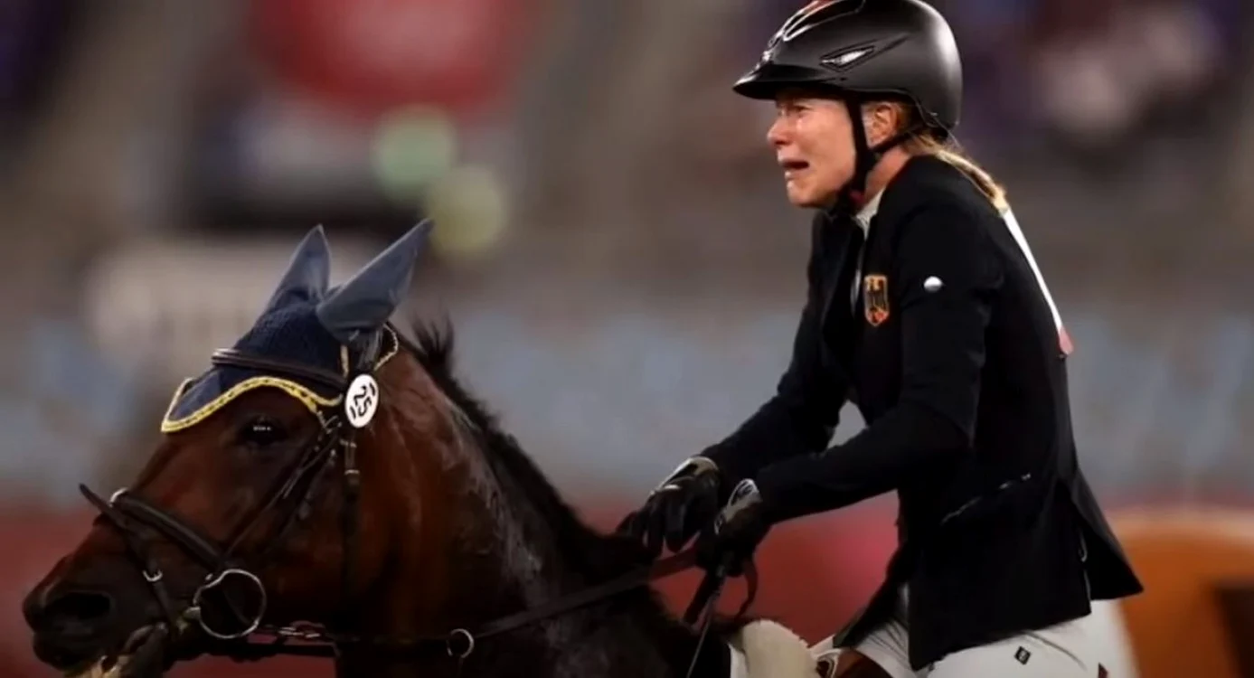 Annika Schleu nu a reuşit să se obişnuiască cu calul cu care trebuia să concureze. Foto: Captura video