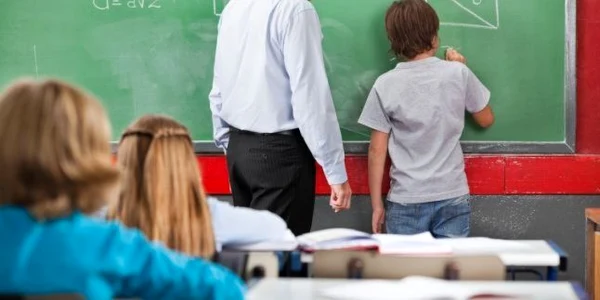 elevi scoala clasa rpofesor matematica jpeg