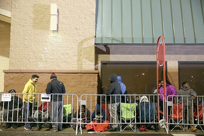 Oamenii s-au aşezat de joi noaptea la coadă