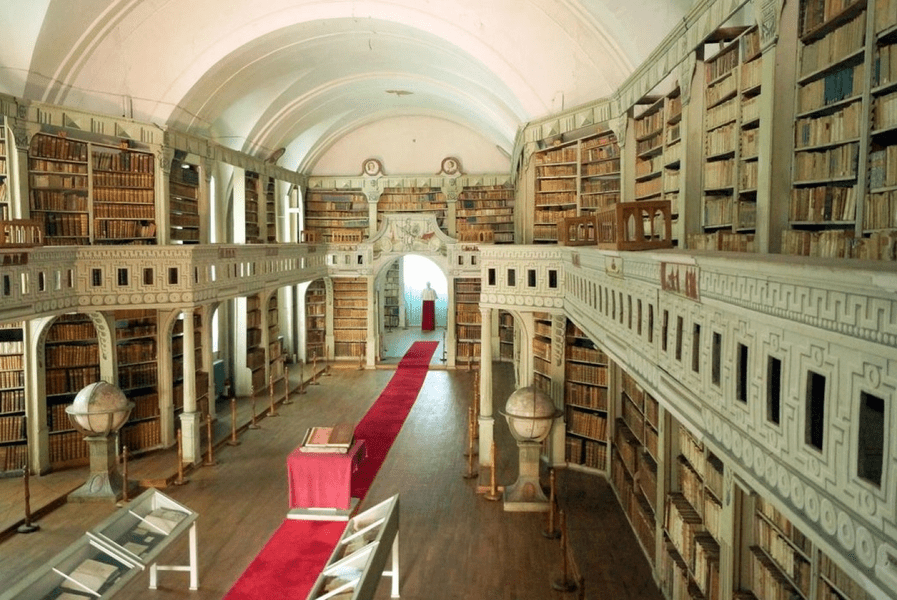 Documente vechi de sute de ani din Alba Iulia pot fi studiate în format digital