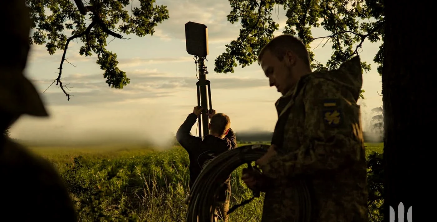 Militari ucraineni ce instalează un sistem de buiaj electronic