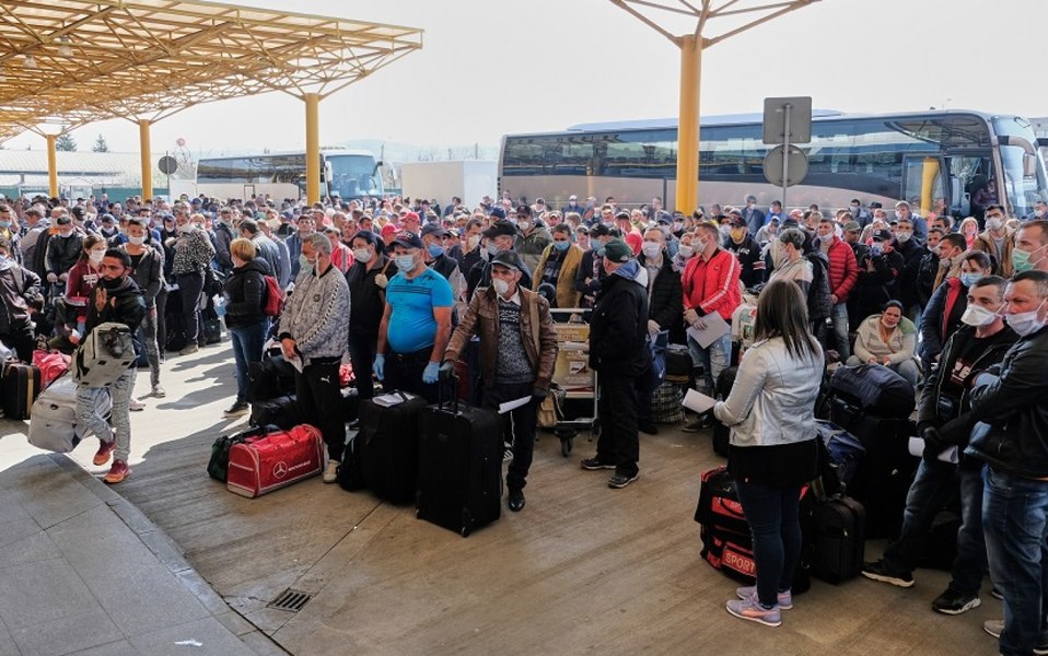 Drama părinților plecați la muncă în străinătate și a copiilor care rămân în țară. Principala cauză pentru care românii continuă să caute de muncă în afară