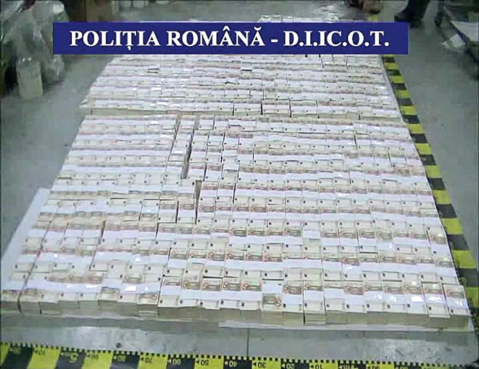 Romania. Banii falşi găsiţi de Poliţia Română par un covor de euro