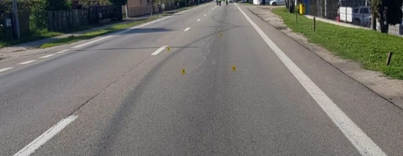 Urmele accidentului de pe şoseaua de centură din Râmnicu Vâlcea pe DN 7 - E 81 un bătrân acroşat de un TIR Foto Adevărul