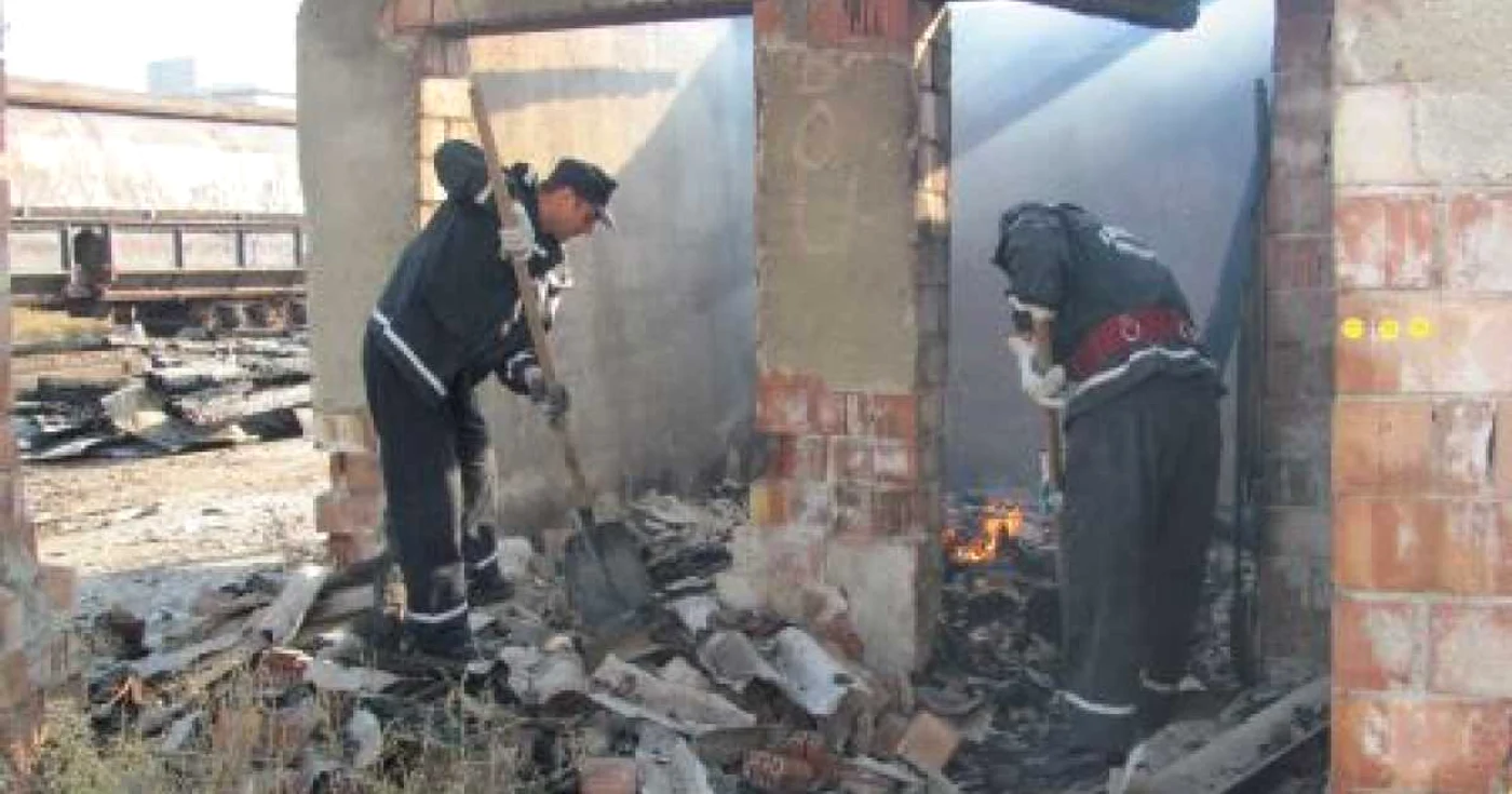 Pompierii caută probe pentru a stabili o posibilă cauză 
