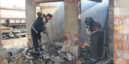 Pompierii caută probe pentru a stabili o posibilă cauză 