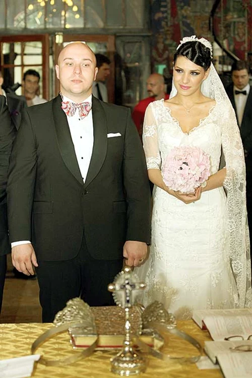
    Paul Moga și Sorana, la cununia religioasă care a avut loc în iunie 2012 (Fotografii: Click!/arhivă personală)  