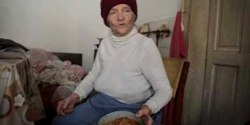 Femeia trăieşte în condiţii mizere şi primeşte de mâncare doar o dată pe săptămână.