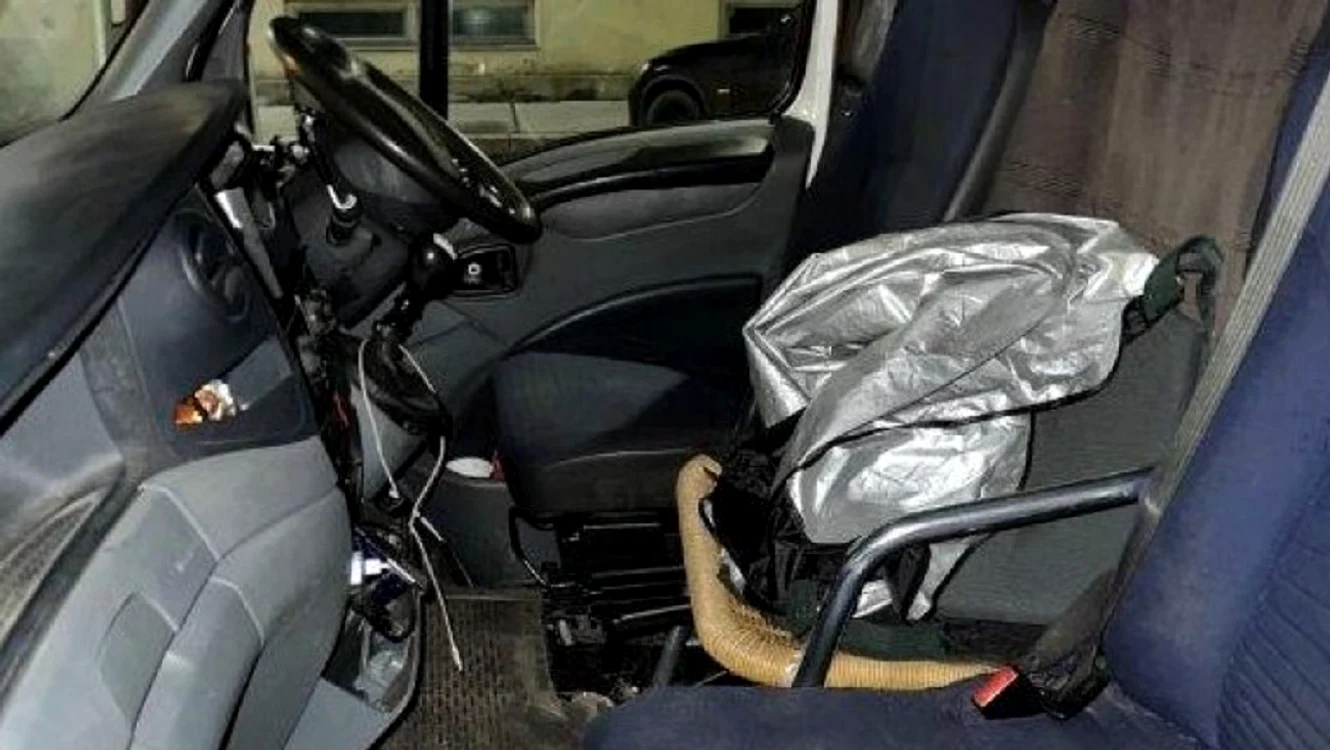 Scaunul de grădină improvizat în mașină FOTO Poliția Viena