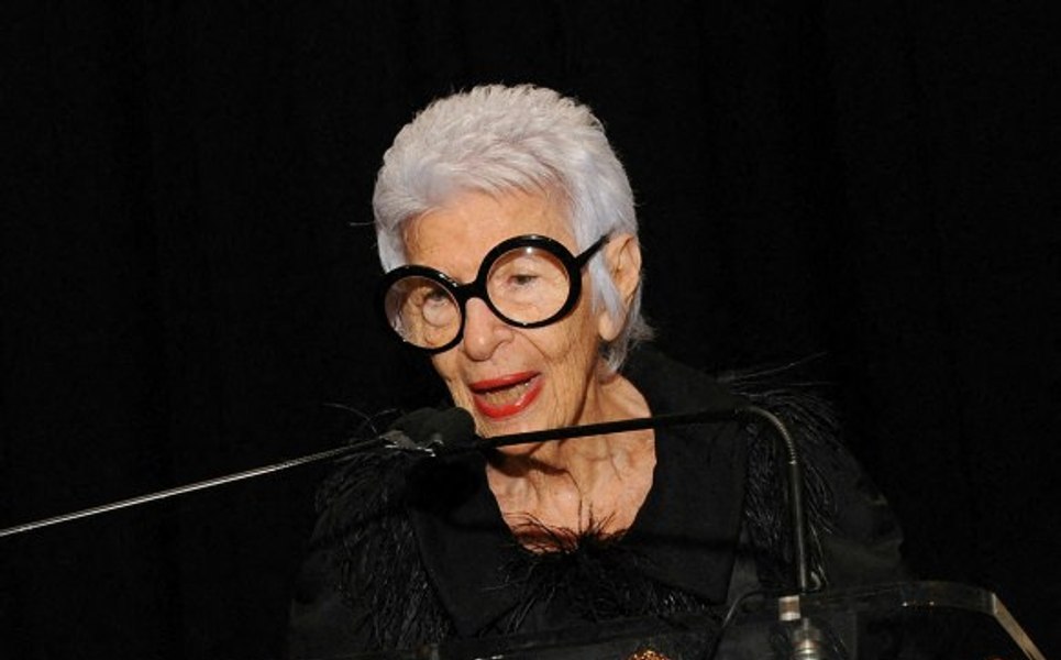 Iris Apfel, supranumită „starleta geriatrică”, un icon al modei new-yorkeze, a murit la 102 ani