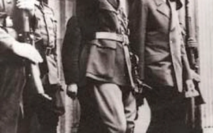Mareşalul Antonescu (centru), într-o fotografie de arhivă, alături de Adolf Hitler p Foto: corbis