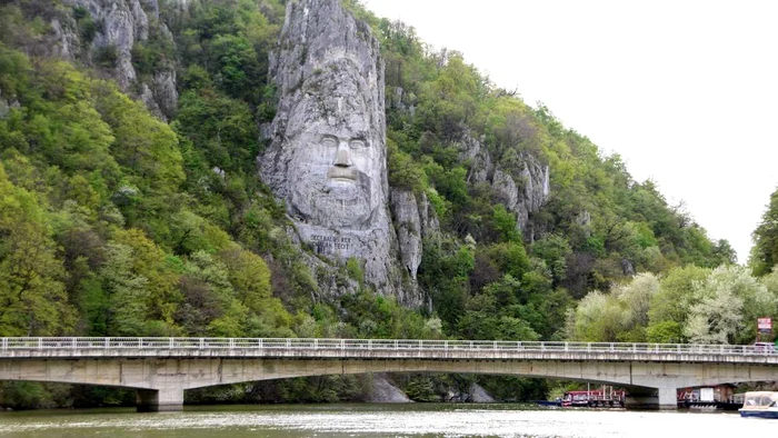 Chipul lui Decebal de la Cazane impresionează turiștii. FOTO: Ovidiu Oprea