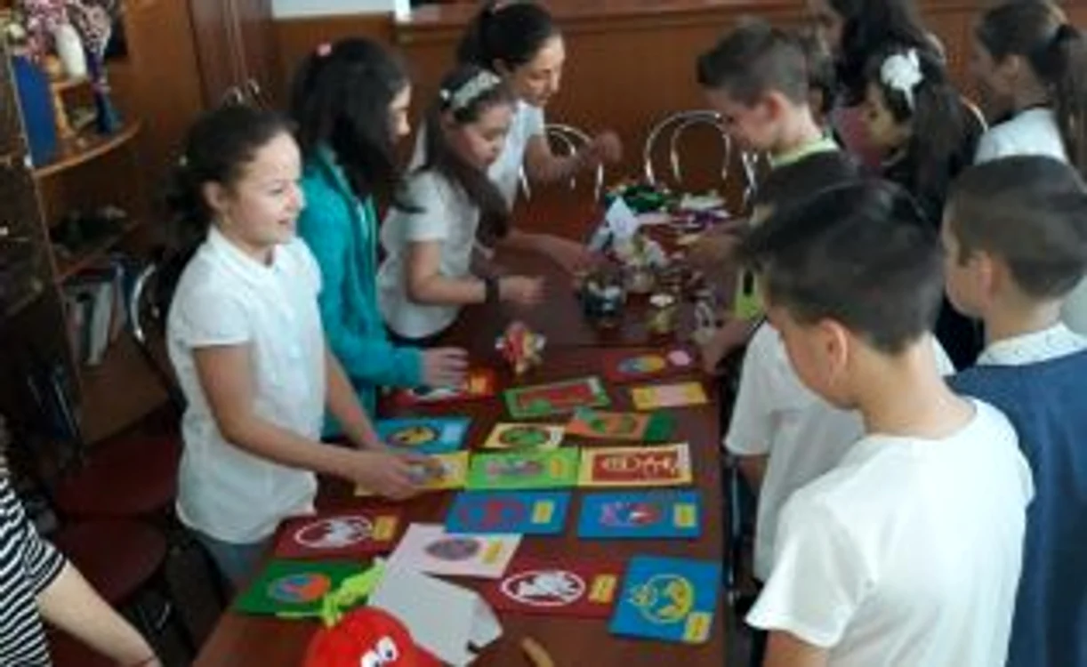 Elevii de la Colegiul Economic, implicaţi în activităţi pentru înfrumuseţarea şcolii FOTO Colegiul Economic