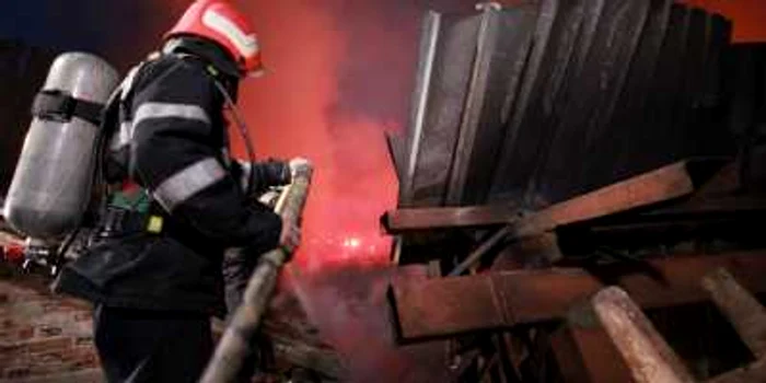 Incendiu a fost stins de pompieri. FOTO: Daniel Guţă. Arhivă.