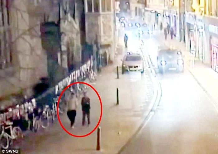 Cei doi soldați au fost surprinși de camerele de supraveghere înainte de atacFoto: Captură video