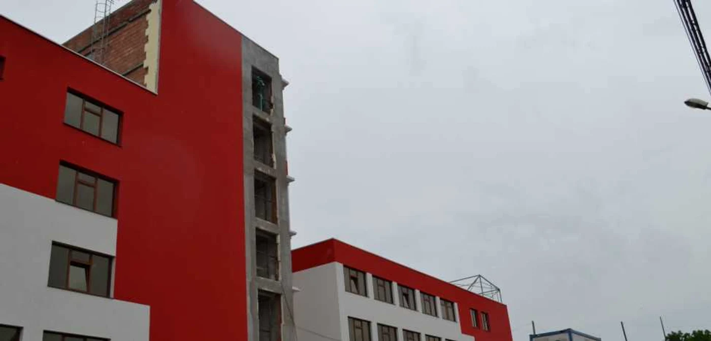 Spitalul din Fălticeni ar putea fi terminat la aproape trei decenii de la începerea lucrărilor. FOTO Dănuţ Zuzeac