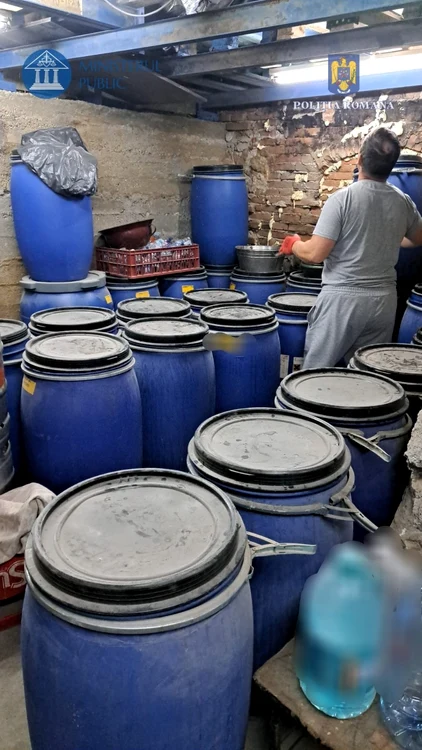 Zeci de butoaie cu alcool de contrabandă găsite în beciul unui afacerist din Sibiu Foto IPJ Sibiu