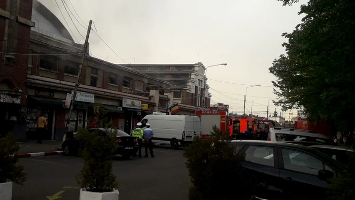 Incendiul se manifestă în interiorul Halelor Centrale. Două persoane au fost intoxicate cu fum FOTO Florin Tudoran