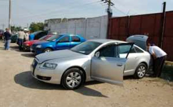 Galaţi: Samsarii de maşini au rămas pe jantă