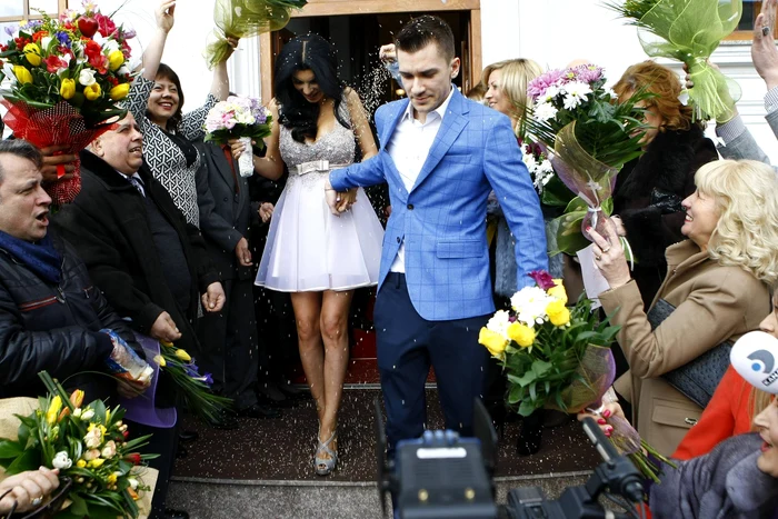 Andreea și Daniel au ieșit extrem de fericiți de la Starea Civilă a Sectorului 3Foto: David Muntean