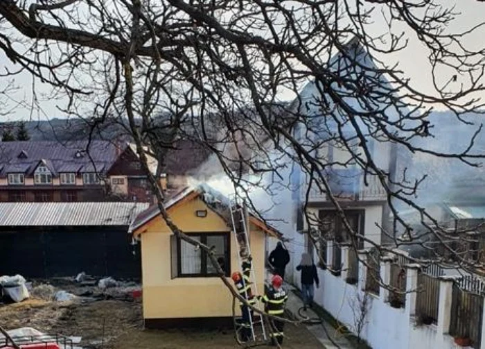 Incendiul de la Câmpulung, unul din cele cinci incendii de locuinţe din weekend. Foto ISU Argeş