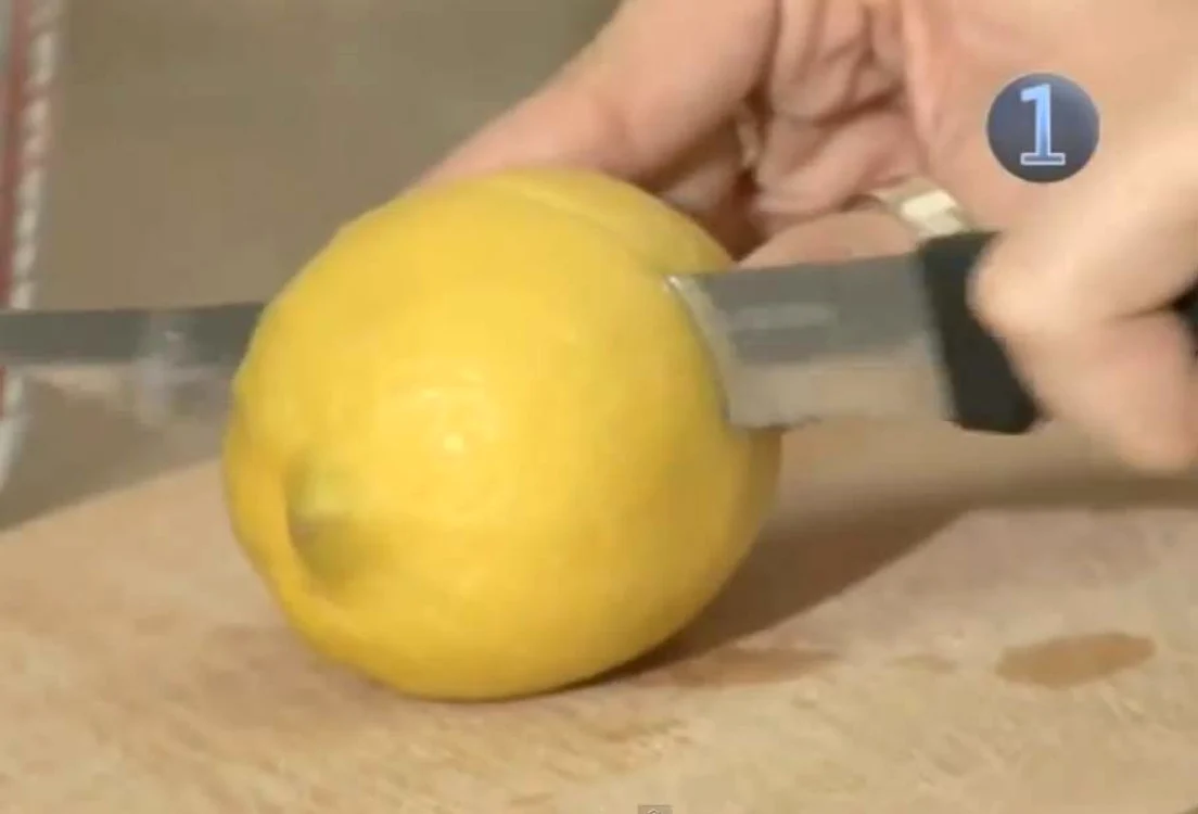
    Cuptorul cu microunde se curăţă mai bine cu zeama de la o lămâieFoto: Captură Youtube  