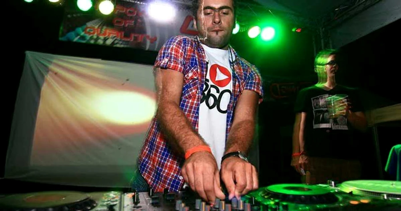 Dan Bazix va mixa la petrecerea de diseară